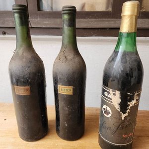 Lote siguiente: Lote de 3 Botellas Antiguas de Bitter y Licor
