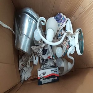 Lote siguiente: Lote de 4 Artículos: 2 Plafones, Pomo de Puerta y Hervidor