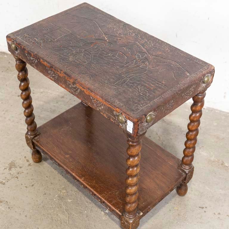 Mesa de sala jacobina con tapa de cuero repujado y estante - imagen 2