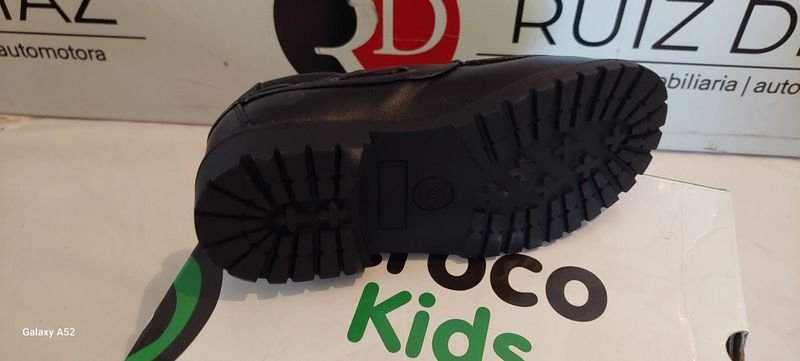 Calzado de talla 30 en excelente condición - imagen 3