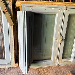 Dos Ventanas Antiguas de Madera y Vidrio con Postigo Gris - imagen 3