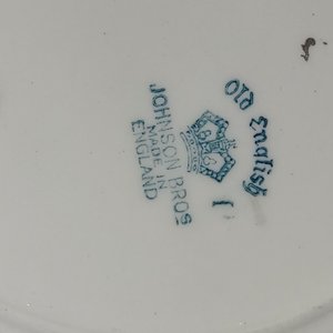 Lote de Porcelana Variada: Platos Decorativos, Ensaladera y Jarrita - imagen 10