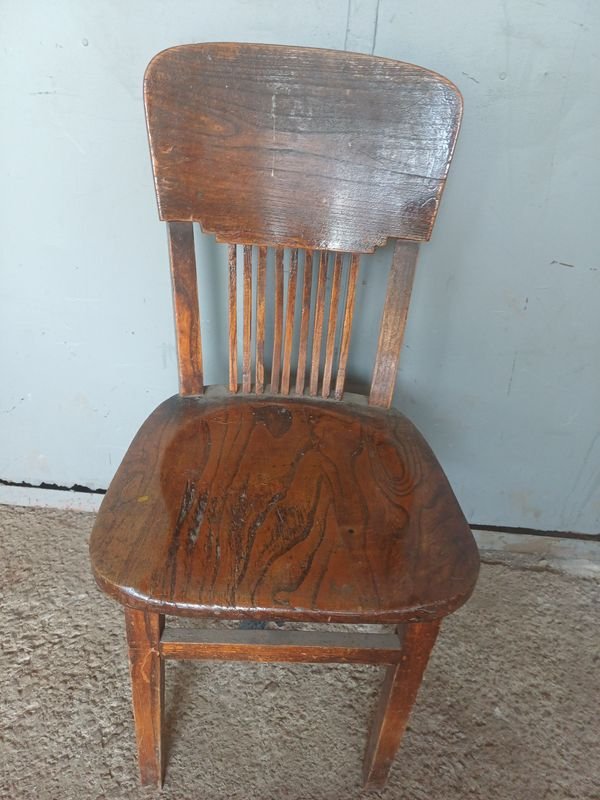 Silla Antigua de Madera con Asiento Conformado