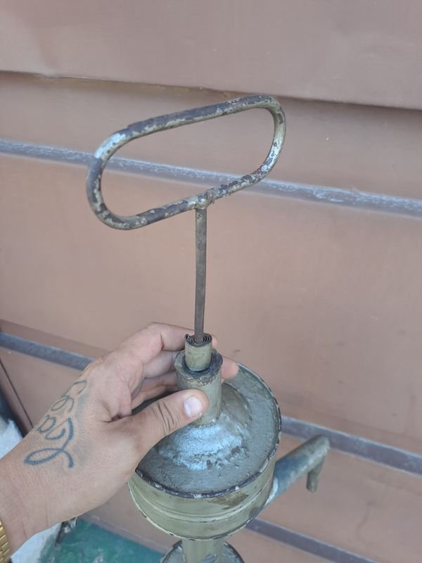 Antigua bomba manual en hojalata para la extracción de queroseno - imagen 3