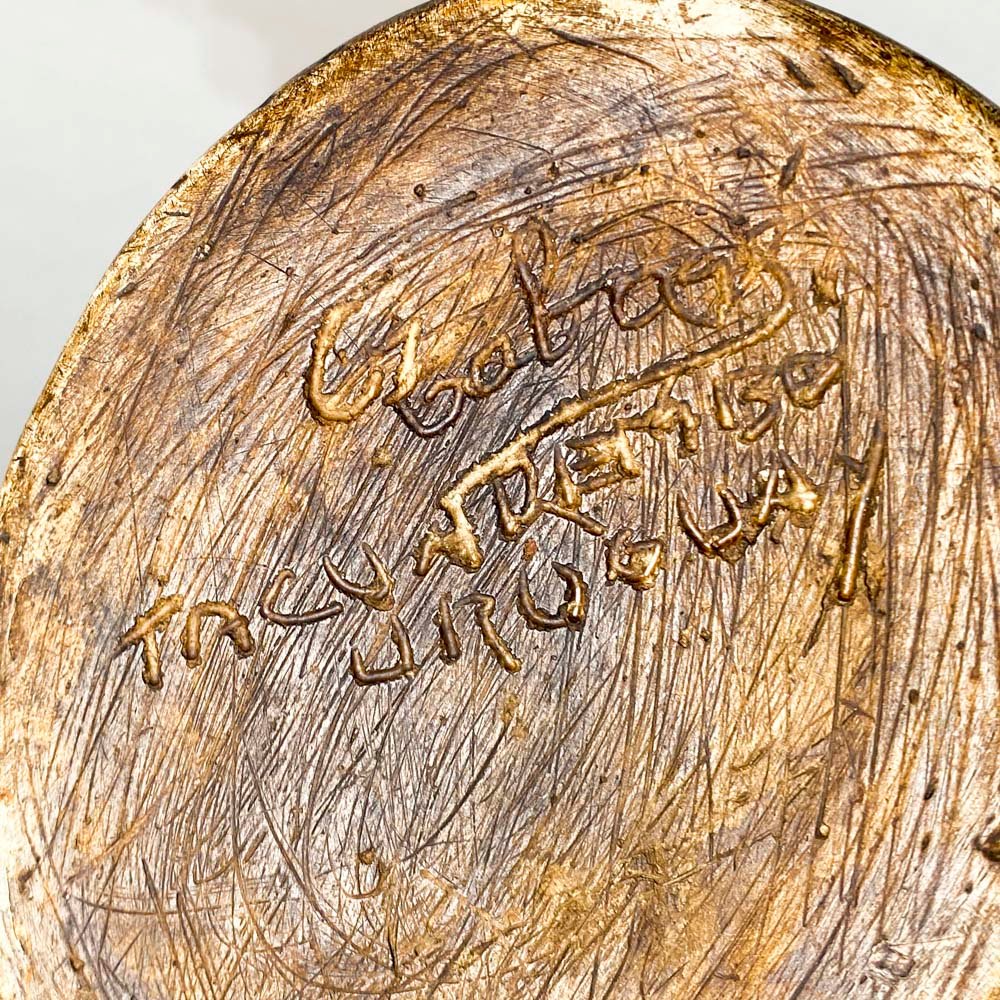 Jarra artesanal marrón con tallado - imagen 5