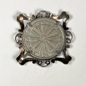 Prendedor Circular de Plata con Diseño de Moneda FAO - imagen 4