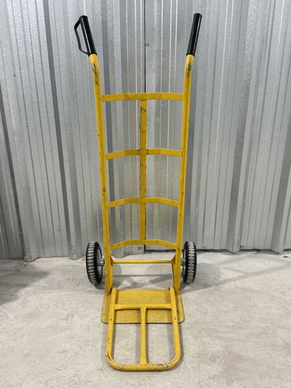 Carrito de Carga Amarillo con Ruedas Grandes y Plataforma Abatible