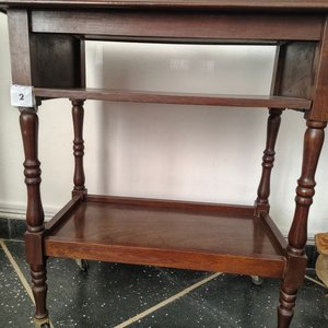 Mesa Auxiliar de Roble con Rueditas y Dos Estantes - imagen 2