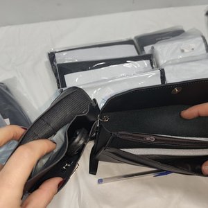 Lote de 16 Accesorios de Moda: Carteras, Billeteras y Porta Celulares en Eco Cuero Negro - imagen 3