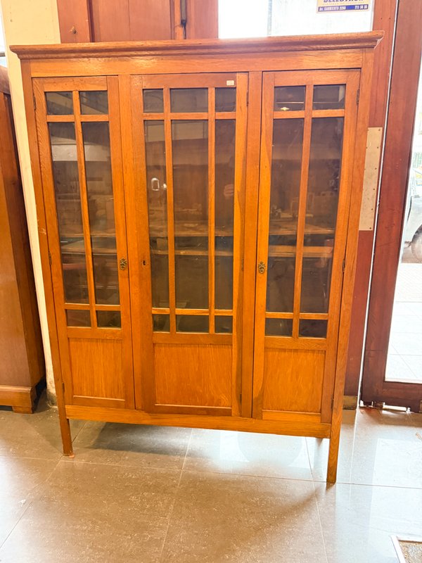Mueble de madera con puertas de vidrio y silla de estilo - imagen 1