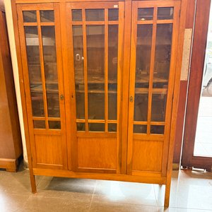 Mueble de madera con puertas de vidrio y silla de estilo - imagen 1