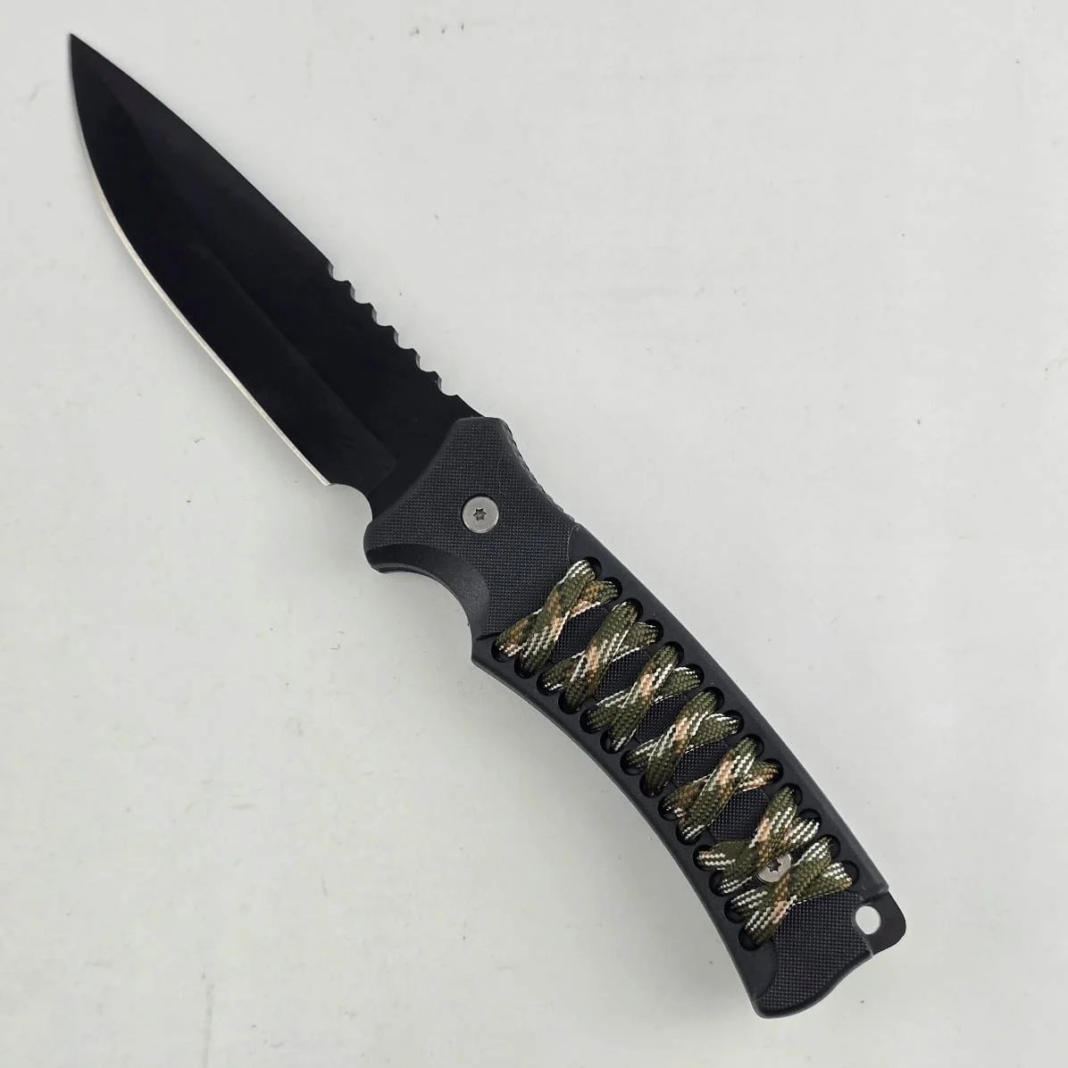 Cuchillo Táctico Negro con Vaina y Detalle Camuflado