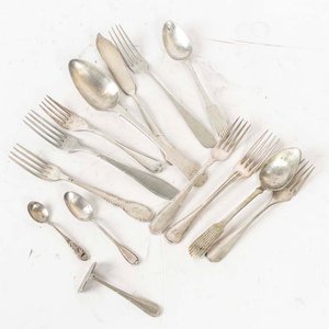 Lote de 14 Cubiertos Antiguos de Metal con Monogramas - imagen 1