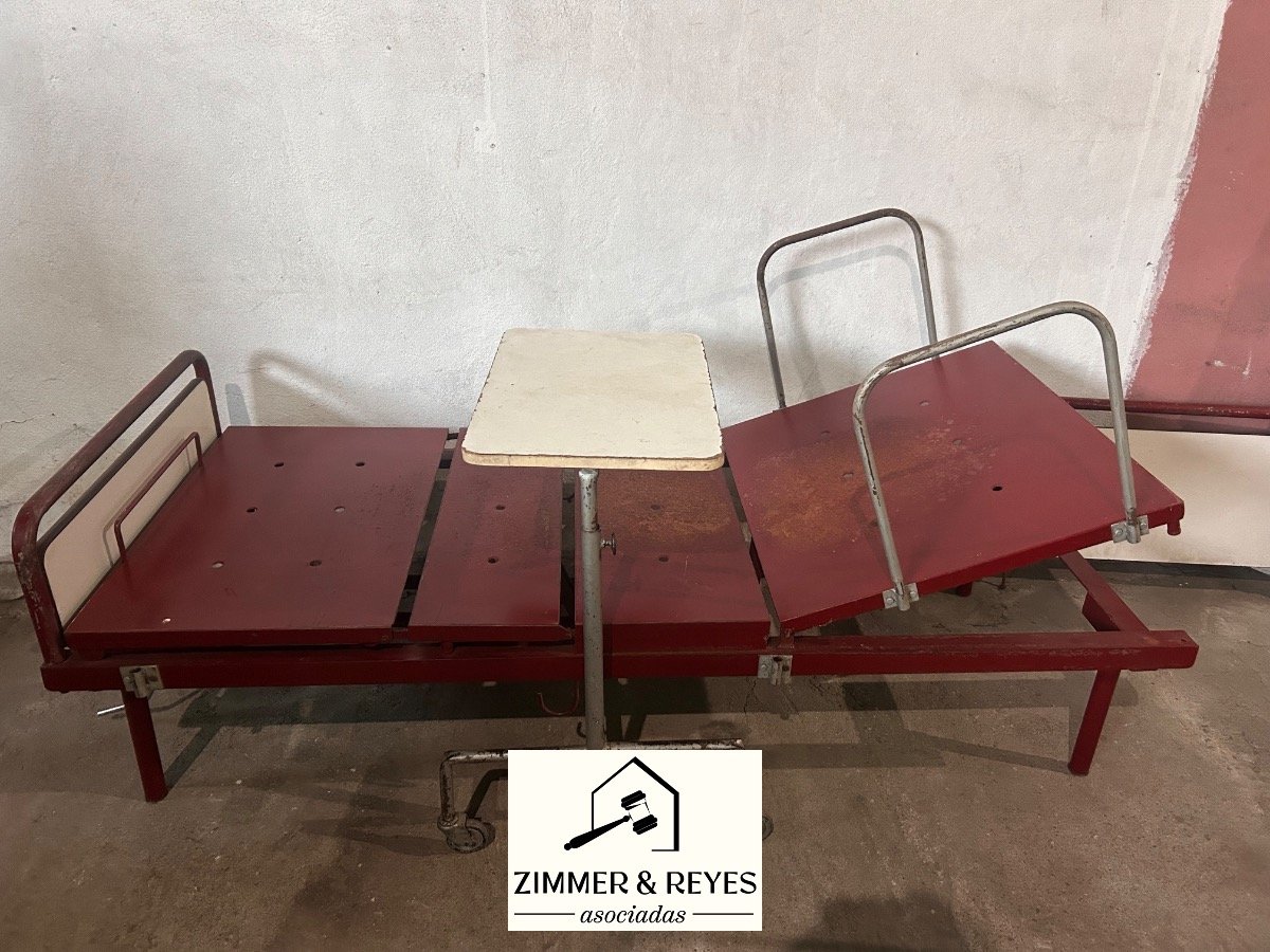Cama Clínica Articulada con Mesa Auxiliar