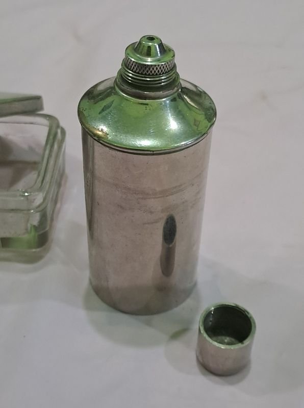 Par de frascos de tocador en metal y vidrio - imagen 2
