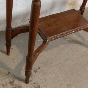 Mesita Inglesa de Sala con Estante y Detalles Tallados - imagen 3