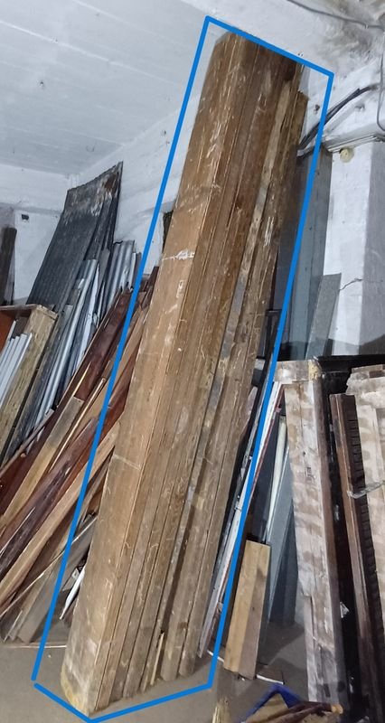 Lote siguiente: Siete pinoteas con rastros de polilla para venta