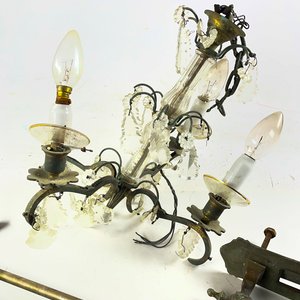 Araña de 4 luces con vástago hialino, toallero y manotones de metal - imagen 3