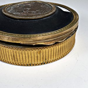 Cofre Alhajero Redondo de Bronce con Medallón Decorativo - imagen 5