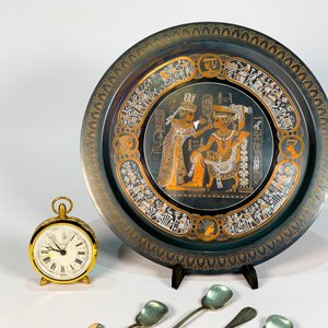 Plato Egipcio Decorativo, 18 Cucharitas y Reloj Bulova con Números Romanos - imagen 2