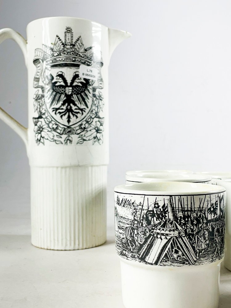 Set de cerámica blanca con escudo y jarra - imagen 3