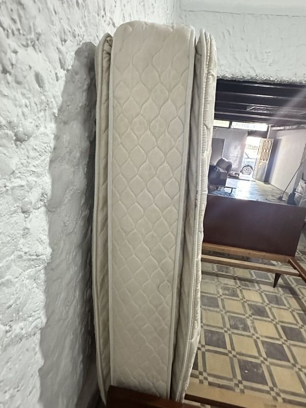 Colchón de resorte dos plazas, excelente condición - imagen 6