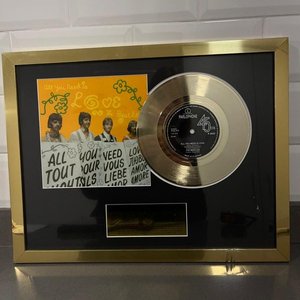 Cuadro The Beatles con Disco de Oro "All You Need Is Love" y Certificado - imagen 1