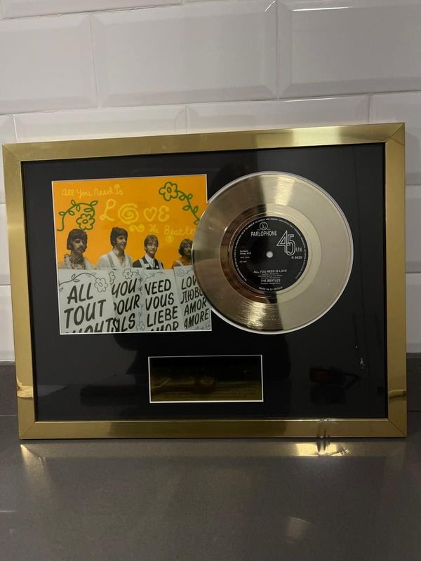 Cuadro The Beatles con Disco de Oro "All You Need Is Love" y Certificado