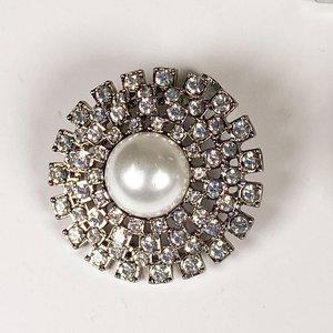 Conjunto Art Decó: Brazalete con Piedras Verdes y Par de Aretes Media Perla - imagen 4