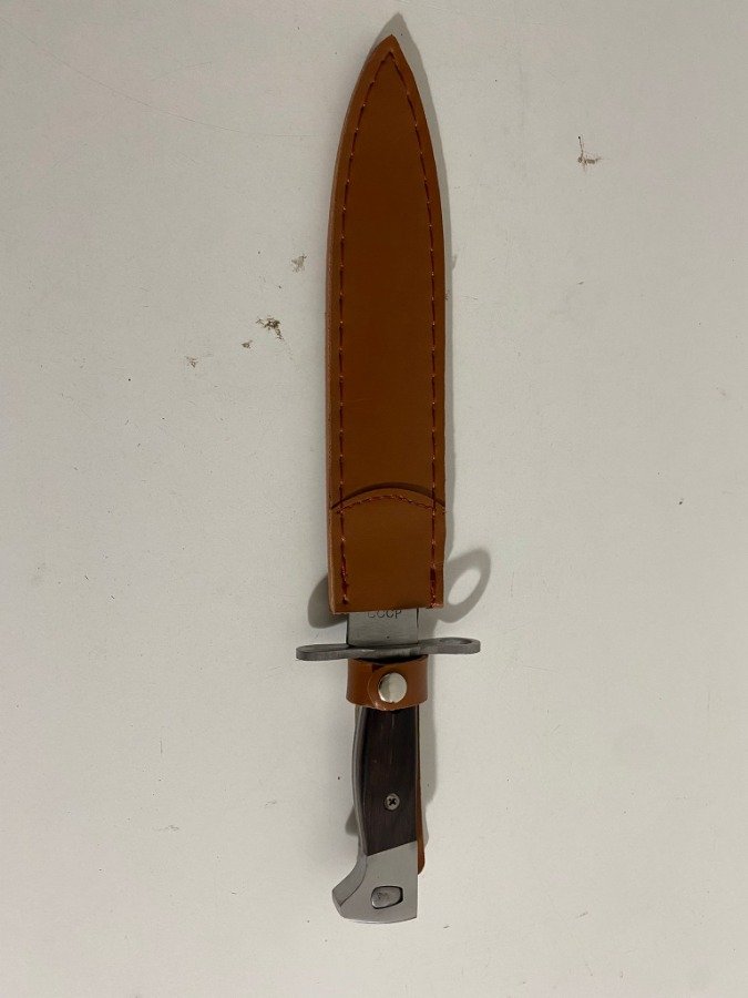 Lote anterior: Cuchillo tipo daga con funda de cuero