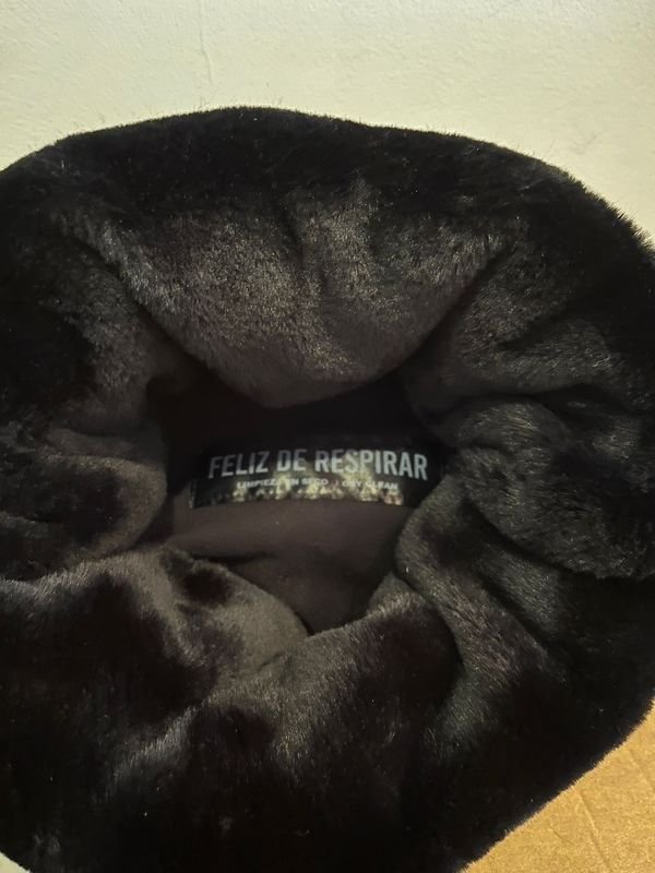 Lote siguiente: Gorro de piel sintética Feliz de respirar