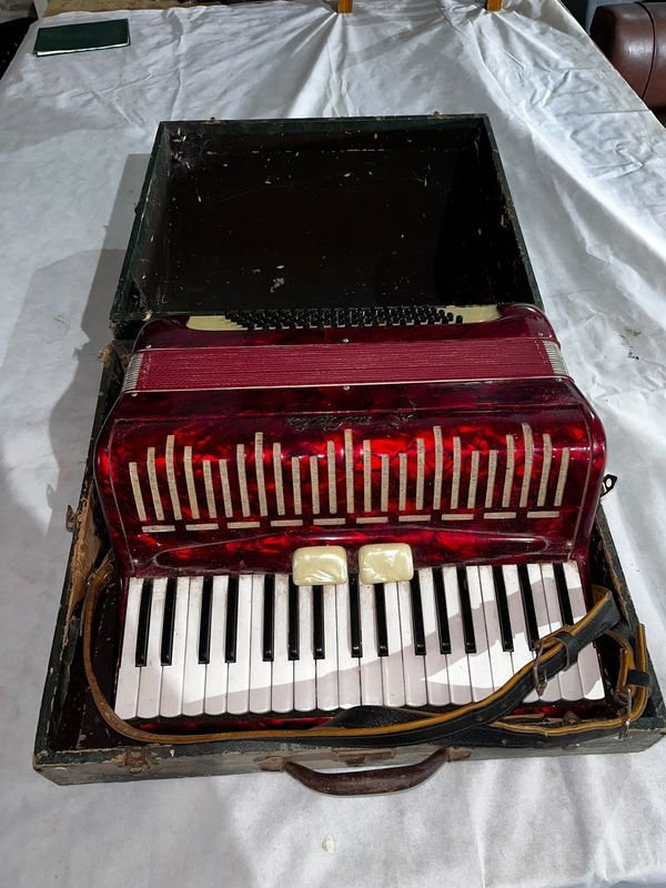 Acordeón a Piano Rojo con Estuche - imagen 1