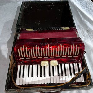Lote siguiente: Acordeón a Piano Rojo con Estuche