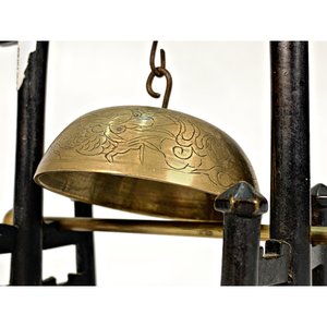 Gong Oriental en Metal Negro con Campanilla y Martillo de Bronce - imagen 4