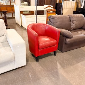 Lote siguiente: Sillón Club Rojo Tapizado en Cuero