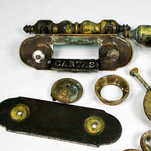 Lote de 4 Piezas Antiguas: Pestillos de Bronce, Porta Cartas y Tintero Decorado - imagen 3