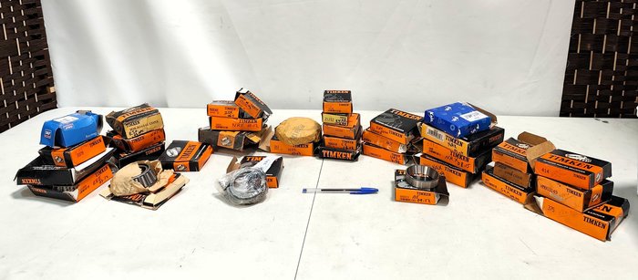 LOTE X 34 RULEMANES APROX. DE RUEDAS CONICOS, DE AGUJA, CON AROS. SURTIDOS