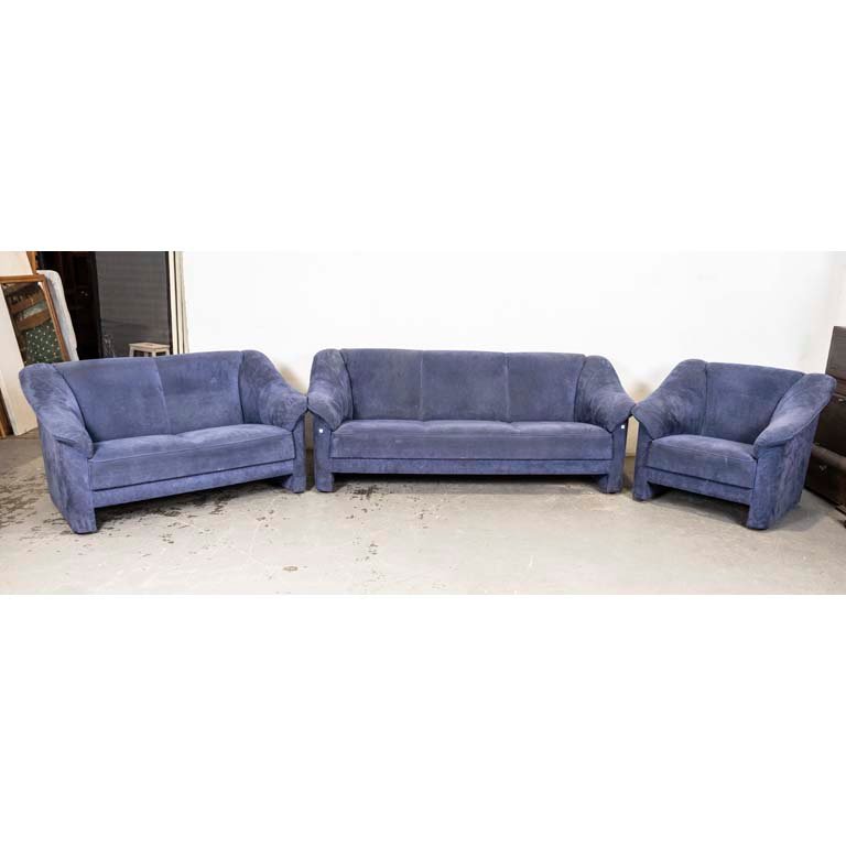 Lote siguiente: Muebles de living tapizados en tela azul
