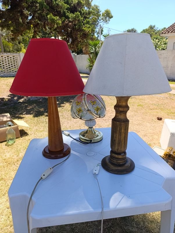 Lote siguiente: Lámparas de mesa con sombrillas y diseño floral