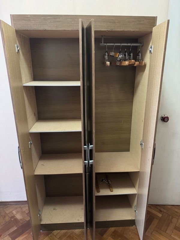 Ropero moderno de 4 puertas en buen estado - imagen 3