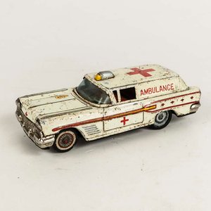 Lote siguiente: Ambulancia de chapa litografiada marca Bandai made in Japan - Medidas: 16cm