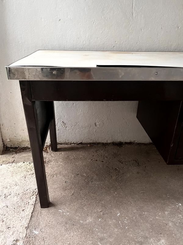 Antiguo Escritorio de Oficina en Estructura Metálica con Tres Cajones Laterales con Tiradores Metálicos - imagen 6