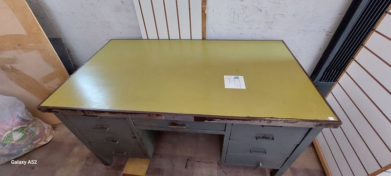 Buen escritorio en chapa con cajones y bandejas: Análisis detallado - imagen 2