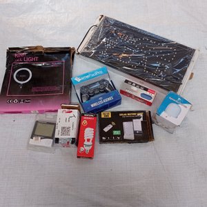 Lote anterior: Nueve piezas: aro de luz para selfie, control para consola, cartel led de bar, lampara led solar con sensor de movimiento y otros.