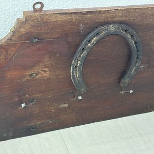 Llavero Decorativo de Herradura y Herrajes en Madera - imagen 4