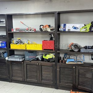 Lote siguiente: Estantería de madera oscura con herramientas y equipos