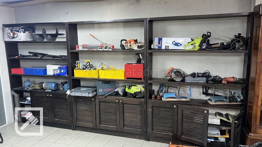 Estantería de madera oscura con herramientas y equipos