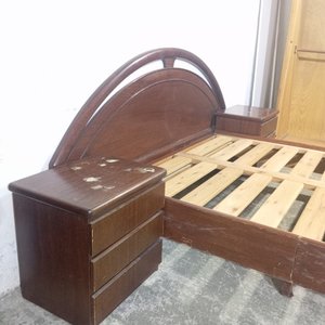 Cama de 2 plazas totalmente desarmable con 2 mesas de noche de 3 cajones - imagen 5