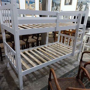 Cama Cucheta Blanca de Madera Maciza Laqueada con Escalera y Baranda - imagen 2