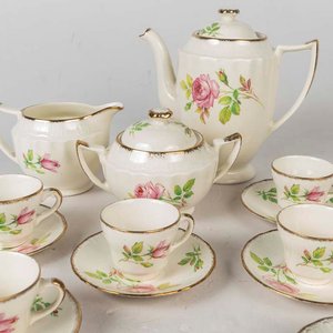 14 Piezas de loza inglesa Swinnertons, decorado flores y bordes dorados. Piezas craqueladas y con desgaste en el dorado. Medidas: taza: 6 x 5 cm - imagen 2